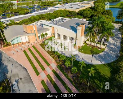 Sunrise, FL, Etats-Unis - 27 novembre 2022 : photo de drone aérien du centre civique de la Nouvelle rivière Banque D'Images