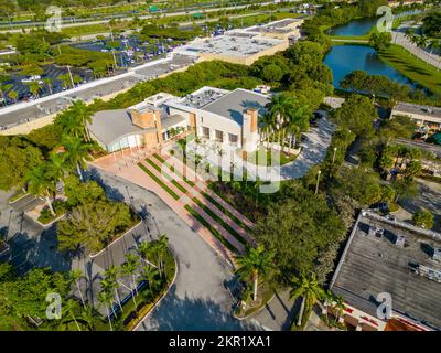 Sunrise, FL, Etats-Unis - 27 novembre 2022 : photo de drone aérien du centre civique de la Nouvelle rivière Banque D'Images