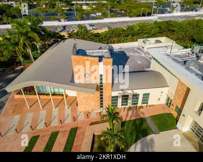 Sunrise, FL, Etats-Unis - 27 novembre 2022 : photo de drone aérien du centre civique de la Nouvelle rivière Banque D'Images