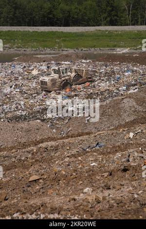 Le compacteur d'enfouissement Terex TC550 étalant et compactant les débris et les déchets rejetés sur le site de gestion des déchets, Terrebonne (Québec), Canada. Banque D'Images