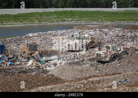Les compacteurs d'enfouissement Terex TC550 dispersent et compactent les débris et les déchets rejetés sur le site de gestion des déchets, Terrebonne (Québec), Canada. Banque D'Images