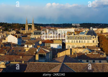 Nîmes avec l'église Saint-Baudile Banque D'Images