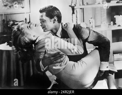 Anne Francis, John Kerr, sur le tournage du film, « Girl of the Night », Warner Bros., 1960 Banque D'Images