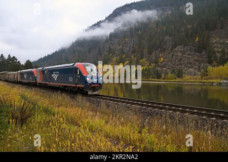 Train de voyageurs Amtrak le long de la route Empire Builder qui traverse la vallée de la rivière Kootenai dans le nord-ouest du Montana. (Photo de Randy Beacham) Banque D'Images