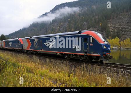 Train de voyageurs Amtrak le long de la route Empire Builder qui traverse la vallée de la rivière Kootenai dans le nord-ouest du Montana. (Photo de Randy Beacham) Banque D'Images