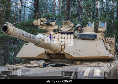 ÉTATS-UNIS Sean MacIntyre, un militaire de M1 armures, pilote de char M1A1 avec le bataillon Alpha Company 3rd, 8th Cavalry Regiment, 3rd Armored Brigade combat Team, 1st Cavalry Division (3-1 ABCT) sous le contrôle opérationnel de la 1st Infantry Division (1 ID), Positionne un char en position de fournir un hile de sécurité menant une formation d'assaut amphibie pendant l'exercice d'entraînement de Bull Run à Bemowo Piskie, Pologne, 25 novembre 2022. L'ABCT 3-1 est parmi d'autres unités assignées à l'ID 1, travaillant fièrement aux côtés des alliés de l'OTAN et des partenaires régionaux de sécurité pour fournir des forces crédibles au combat au V corps, AME Banque D'Images