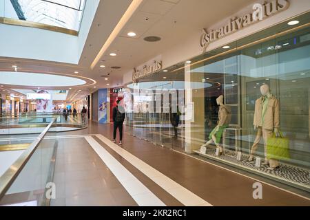 SAINT-PÉTERSBOURG, RUSSIE - VERS SEPTEMBRE 2022 : vitrine de Stradivarius vue dans le centre commercial Galeria. Banque D'Images