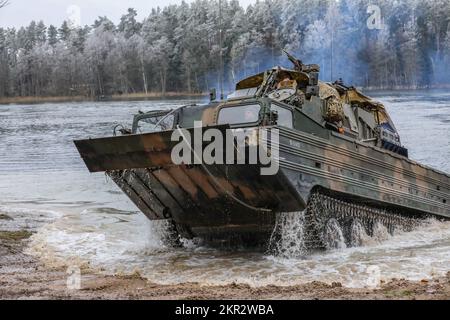 Les soldats polonais affectés à la Brigade mécanisée de 20th utilisent un transport amphibie moyen de l'armée pour transporter un Royaume-Uni Royal Landers, Prince of Wales troupe 2A Mobility Weapon-Mounted installation Kit véhicule à travers un lac tout en menant une formation d'assaut amphibie pendant l'exercice de formation Bull Run à Bemowo Piskie, Pologne, 23 novembre 2022. La Brigade mécanisée de 20th est fière de travailler aux côtés de la Division d'infanterie de 1st, des alliés de l'OTAN et des partenaires de sécurité régionaux pour fournir des forces crédibles au corps V, sous le commandement du corps déployé avancé de l'Amérique en Europe. (É.-U. Photo de la Garde nationale de l'armée par Banque D'Images