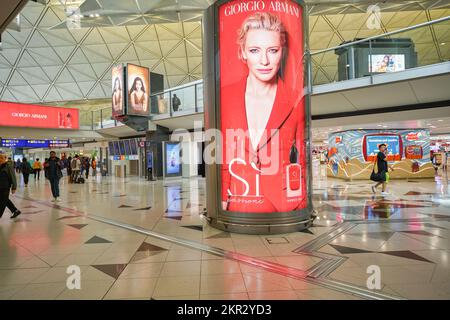 HONG KONG - VERS DÉCEMBRE 2019 : affiche annonçant le parfum Giorgio Armani à l'aéroport international de Hong Kong. Banque D'Images