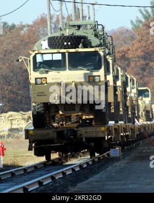 Les wagons chargés de véhicules et d’équipement militaires par des soldats de la Compagnie des ingénieurs 411th de la Réserve de l’Armée de terre sont présentés le 1 novembre 2022, à fort McCoy, dans le Wisconsin. Dans l'ensemble, l'entreprise a chargé 128 articles sur les wagons au cours du mouvement ferroviaire de plusieurs jours à l'installation pour déployer l'équipement éventuellement aux États-Unis Zone de responsabilité du Commandement central. Cinq membres du personnel du fort McCoy Logistics Readiness Centre (LRC) ont participé au mouvement ferroviaire et à sa coordination. Le 411th est le dernier de nombreuses unités au cours de la dernière décennie à tenir des mouvements ferroviaires à fort McCoy. En fait, FO Banque D'Images