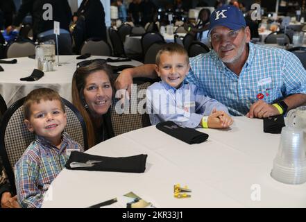 Une famille Gold Star du Kentucky pose dans Millionaires Row pendant la journée des survivants à la course à Churchill Downs, à Louisville, Ky, le 6 novembre 2022. Les membres de la famille et les proches des membres du service déchus se sont réunis de quatorze États différents pour assister à la cinquième course de l'époque, dédiée aux héros qui ont payé le sacrifice ultime dans le service aux États-Unis. Banque D'Images