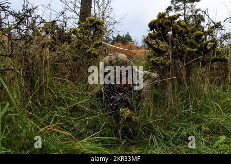 A ÉTATS-UNIS Soldat affecté à l'escadron du génie régimentaire, 2nd Cavalry Regiment Low Crawls comme l'une des tâches requises pour le défi des pionniers dans la zone d'entraînement de Grafenwoehr, Allemagne, le 21 novembre 2022. Les soldats de l'escadron du génie régimentaire qui ont réussi le défi des pionniers gagnent l'honneur de porter des éperons de cavalerie. (É.-U. Photo de l'armée par le Cpl Austin Riel) Banque D'Images