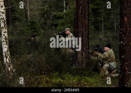 ÉTATS-UNIS Des soldats affectés à l'escadron du génie régimentaire, 2nd Cavalry Regiment, effectuent des manœuvres d'escouade en réponse à une embuscade potentielle comme l'une des tâches requises pour le défi des pionniers dans la zone d'entraînement de Grafenwoehr, en Allemagne, le 21 novembre 2022. Les soldats de l'escadron du génie régimentaire qui ont réussi le défi des pionniers gagnent l'honneur de porter des éperons de cavalerie. (É.-U. Photo de l'armée par le Cpl Austin Riel) Banque D'Images