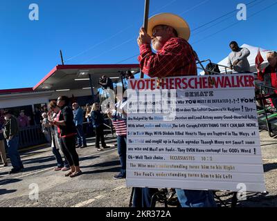 Toccoa, Géorgie, États-Unis. 28th novembre 2022. Le candidat républicain au Sénat Herschel Walker a fait sa tournée d'Evict Warnock au nord-est de la Géorgie, exhortant ses partisans à voter et à amener d'autres personnes aux urnes. (Credit image: © Sue Dorfman/ZUMA Press Wire) Credit: ZUMA Press, Inc./Alamy Live News Banque D'Images