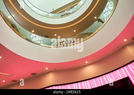 SAINT-PÉTERSBOURG, RUSSIE - VERS SEPTEMBRE 2022 : photo intérieure du centre commercial Galeria. Banque D'Images