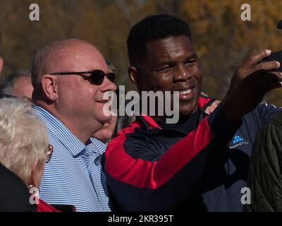 Toccoa, Géorgie, États-Unis. 28th novembre 2022. Le candidat républicain au Sénat tremble les mains et prend des selfies avec ses partisans après un rassemblement qui a exhorté tous à voter pour le placer au Sénat. (Credit image: © Sue Dorfman/ZUMA Press Wire) Credit: ZUMA Press, Inc./Alamy Live News Banque D'Images