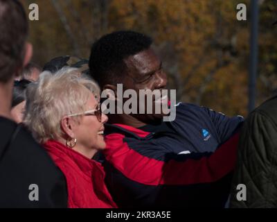 Toccoa, Géorgie, États-Unis. 28th novembre 2022. Le candidat républicain au Sénat tremble les mains et prend des selfies avec ses partisans après un rassemblement qui a exhorté tous à voter pour le placer au Sénat. (Credit image: © Sue Dorfman/ZUMA Press Wire) Credit: ZUMA Press, Inc./Alamy Live News Banque D'Images