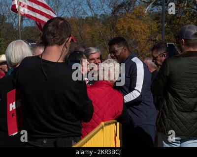 Toccoa, Géorgie, États-Unis. 28th novembre 2022. Le candidat républicain au Sénat tremble les mains et prend des selfies avec ses partisans après un rassemblement qui a exhorté tous à voter pour le placer au Sénat. (Credit image: © Sue Dorfman/ZUMA Press Wire) Credit: ZUMA Press, Inc./Alamy Live News Banque D'Images