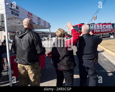 Toccoa, Géorgie, États-Unis. 28th novembre 2022. Le candidat républicain au Sénat Herschel Walker a fait sa tournée d'Evict Warnock au nord-est de la Géorgie, exhortant ses partisans à voter et à amener d'autres personnes aux urnes. (Credit image: © Sue Dorfman/ZUMA Press Wire) Credit: ZUMA Press, Inc./Alamy Live News Banque D'Images