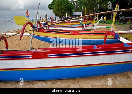 Bali, Indonésie - 11 septembre 2022 : bateaux de pêche colorés alignés sur la plage de Sanur Banque D'Images