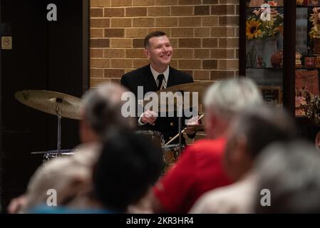 221107-N-PG545-1127, San Antonio, Texas (7 novembre 2022) musicien de 1re classe Kevin McDonald, de Greensboro, Caroline du Nord, se produit avec le combo jazz des Commodores de l'US Navy Band à Morningside dans la communauté de vie des aînés Meadows. Les Commodores ont donné dix-sept concerts dans cinq états au cours de leur tournée de 22 jours reliant les communautés à travers le pays à leur marine. Navy Band, commodores, jazz, musique, Banque D'Images