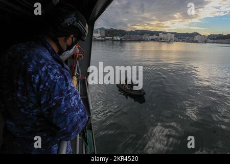 221107-N-AC117-1089 YOKOSUKA, Japon (7 novembre 2022) – marins avec les États-Unis Guerre navale spéciale, unité d'embarquement spéciale de la Force d'autodéfense maritime du Japon et techniques de pratique de la Force navale navale militaire de la Marine de l'Inde, de perquisition, de perquisition et de saisie le 7 novembre dans le cadre de Malabar 2022. MALABAR 2022 est un exercice d'entraînement multilatéral mené par le Japon, en surface, dans l'air et sous-marin, avec la Marine indienne, la Force d'autodéfense maritime japonaise, la Marine royale australienne et les États-Unis La Marine comme participants. MALABAR 2022 améliore l'interopérabilité entre les forces maritimes australiennes, indiennes, japonaises et américaines Banque D'Images