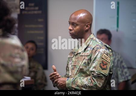 Le Sgt. Principal Mike Perry, gestionnaire de service spécial du premier sergent de la Force aérienne, pose une question au cours d'une réunion d'intervention de Red Hill à la base conjointe Pearl Harbor-Hickam, à Hawaï, le 17 novembre 2022. Bass a visité des installations militaires et des installations de soutien qui desservir les aviateurs d'Oahu. Banque D'Images