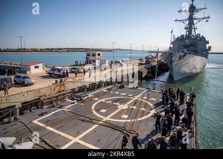 STATION NAVALE DE ROTA, Espagne (7 novembre 2022) le destroyer de missiles guidés de classe Arleigh Burke USS Roosevelt (DDG 80) arrive à la station navale de Rota, Espagne, pour un bref arrêt au carburant, le 7 novembre 2022. Roosevelt est en cours de déploiement aux États-Unis Marine Forces Europe zone d'opérations, employée par les États-Unis Sixième flotte pour défendre les intérêts des États-Unis, des alliés et des partenaires. Banque D'Images