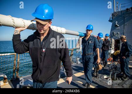 STATION NAVALE DE ROTA, Espagne (7 novembre 2022) les marins portent un jackstaff sur le pont de vol du destroyer de missiles guidés de la classe Arleigh Burke USS Roosevelt (DDG 80) alors que le navire arrive à la station navale de Rota, Espagne, pour un bref arrêt de carburant, le 7 novembre 2022. Roosevelt est en cours de déploiement aux États-Unis Marine Forces Europe zone d'opérations, employée par les États-Unis Sixième flotte pour défendre les intérêts des États-Unis, des alliés et des partenaires. Banque D'Images