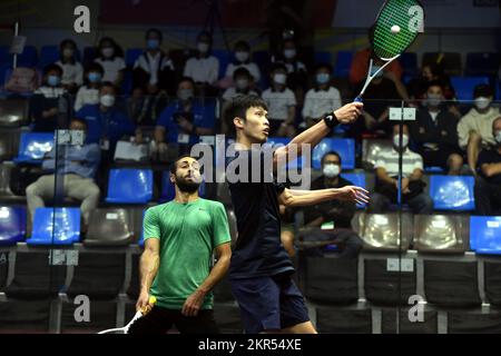 Hong Kong, Chine. 28th novembre 2022. Wong Chi HIM (R), de Hong Kong en Chine, est en compétition contre Karim El Hammamy, d'Égypte, lors du premier match de la manche masculin à l'International Hong Kong squash Open à Hong Kong, dans le sud de la Chine, le 28 novembre 2022. Crédit : Lo Ping Fai/Xinhua/Alamy Live News Banque D'Images