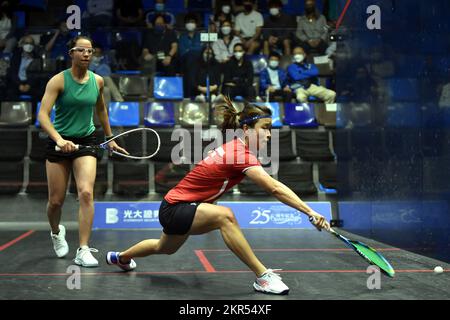 Hong Kong, Chine. 28th novembre 2022. Lee Ka Yi (R) de Hong Kong en Chine s'oppose à Zeina Zein en Égypte lors du match de la première ronde des femmes à l'International Hong Kong squash Open à Hong Kong, dans le sud de la Chine, le 28 novembre 2022. Crédit : Lo Ping Fai/Xinhua/Alamy Live News Banque D'Images