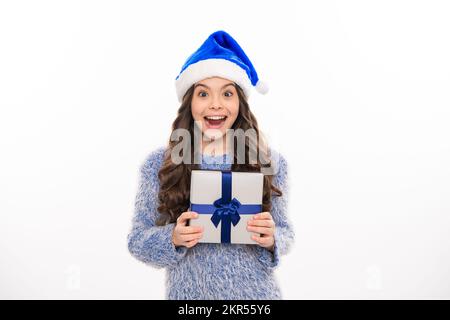 Noël adolescente tient cadeau sur fond blanc isolé studio. Banque D'Images