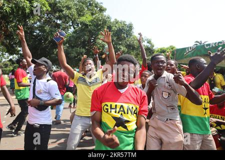 Accra, Ghana. 28th novembre 2022. Les fans de football célèbrent la victoire de l'équipe nationale ghanéenne sur la Corée du Sud lors de la coupe du monde de la FIFA Qatar à Accra, Ghana, le 28 novembre 2022. Credit: Seth/Xinhua/Alay Live News Banque D'Images