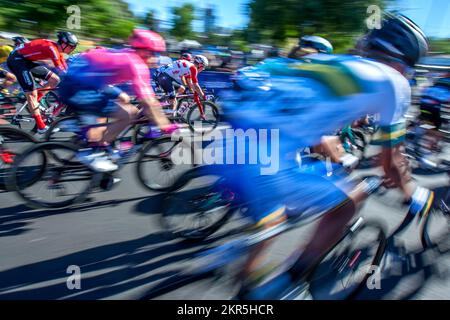 Les cyclistes descendent sur Rundle Street pendant le Down Under Classic, la première course du Tour Down Under à Adélaïde, en Australie méridionale. Banque D'Images