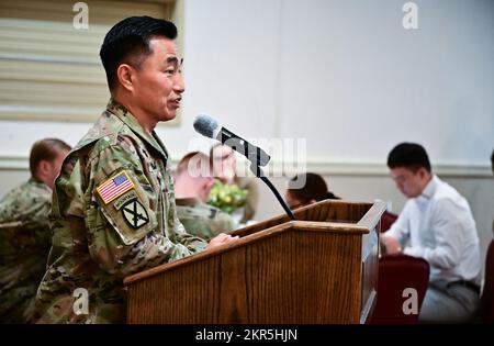 ÉTATS-UNIS Aumônier de l'armée (col) Chul W. Kim, États-Unis Les forces de la Corée et l'aumônier du Commandement des Nations Unies, prononcent des remarques lors de la journée inaugurale du clergé à la base aérienne de Kunsan, République de Corée, le 8 novembre 2022. Kim est originaire de Séoul, en République de Corée, et a servi depuis 1989, en commençant comme agent des finances et plus tard en assistant au séminaire pour devenir un aumônier pour les États-Unis Armée. Banque D'Images