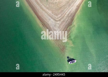 Vue aérienne de l'île entourée par la mer ou l'océan, le bateau flotte dans l'eau. Paysage coloré avec belle nature. Tourisme, voyages. Banque D'Images