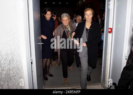 (De L à R) : Laure Lavalette (député national du rassemblement), Geneviève Darrieussecq et Charlotte Caubel vus pendant la visite. Geneviève Darrieussecq (ministre des personnes handicapées) et Charlotte Caubel (secrétaire d'État à l'enfance) ont inauguré l'Institut d'éducation Léo Lagrange Medico (IME) à la Seyne-sur-Mer (Var). Il s'agit d'une structure innovante car elle est située directement dans une école classique, permettant un mélange entre les cinquante enfants handicapés âgés de 4 à 12 ans et tous les autres élèves. Banque D'Images
