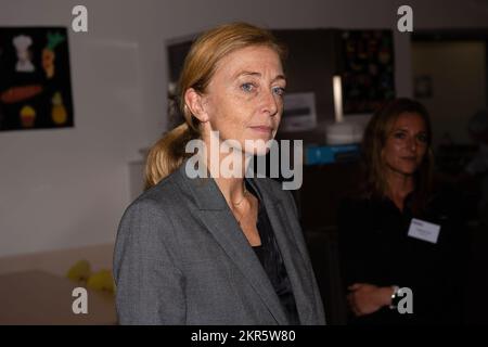 La Seyne-sur-Mer, France. 28th novembre 2022. Un portrait de Charlotte Caubel vu lors de sa visite. Geneviève Darrieussecq (ministre des personnes handicapées) et Charlotte Caubel (secrétaire d'État à l'enfance) ont inauguré l'Institut d'éducation Léo Lagrange Medico (IME) à la Seyne-sur-Mer (Var). Il s'agit d'une structure innovante car elle est située directement dans une école classique, permettant un mélange entre les cinquante enfants handicapés âgés de 4 à 12 ans et tous les autres élèves. (Photo de Laurent Coust/SOPA Images/Sipa USA) crédit: SIPA USA/Alay Live News Banque D'Images
