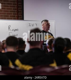 Le Sgt. Du Commandement de l’Armée de terre des États-Unis, le Maj. Adam Nash, chef principal enrôlé de la Division d’infanterie de 4th et de fort Carson, accueille de nouveaux soldats lors d’un mémoire de Newcomer, le 09 novembre 2022, au Hub de fort Carson, au Colorado. Au mémoire des nouveaux arrivants, les soldats qui se trouvent à fort Carson reçoivent les mots de bienvenue du Sgt. Maj. Nash et du général David M. Hodne, commandant général de la Division d'infanterie de 4th et de fort Carson. Banque D'Images