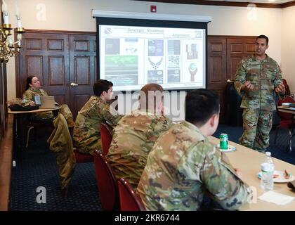 Le Sgt principal Alan Weary, chef du commandement de l'installation, s'adresse aux aviateurs du Bureau de la navigation des biens personnels interarmées du Nord-est au cours d'une séance de perfectionnement professionnel à la base aérienne de Hanscom, Mass., octobre 12. Au cours de la session, lady a parlé du développement des aviateurs pour l'avenir et de l'alignement stratégique. Banque D'Images