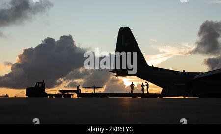 Des aviateurs du 36th Escadron de munitions de la base aérienne d'Andersen, à Guam, effectuent une formation aux côtés du 1st Escadron des opérations spéciales de la base aérienne de Kadena, au Japon, le 8 novembre 2022, à la base aérienne d'Andersen. Cette formation vise à accroître l'intégration avec les forces conventionnelles et à démontrer la capacité des forces prêtes et postées dans le théâtre du Pacifique. Banque D'Images