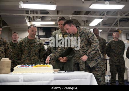 221109-N-IL330-2028 TASMAN SEA (9 novembre 2022) – l’Adjudant-chef du corps maritime Eric Heggen, officier de fret de combat du porte-avions amphibie USS Tripoli (LHA 7), coupe un gâteau lors de la célébration d’anniversaire du corps maritime sur les ponts du mess le 9 novembre 2022. Tripoli opère dans la zone d'opérations de la flotte américaine 7th afin d'améliorer l'interopérabilité avec ses alliés et ses partenaires et de servir de force de réaction prête à l'emploi pour défendre la paix et maintenir la stabilité dans la région Indo-Pacifique. Banque D'Images