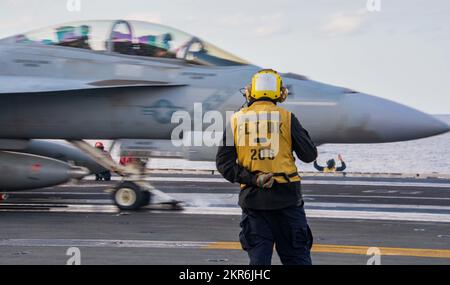 221109-N-JO823-1007 MER DES PHILIPPINES (NOV 9, 2022) Aviation Boatswain’s Mate (Handling) 3rd Class Samuel Woodger, de Londres, signale le lancement d’un F/A-18F Super Hornet, attaché aux Diamondbacks du Strike Fighter Squadron (VFA) 102, à bord du seul porte-avions déployé par l’avant de la marine américaine, l’USS Ronald Reagan (CVN 76), en mer des Philippines, le 9 novembre. Les Diamondbacks mènent des frappes aériennes et des missions d'escorte de la force de frappe, ainsi que des opérations de collecte de renseignements, de groupe de combat et de navires. Ronald Reagan, le fleuron du Carrier Strike Group 5, est prêt à affronter le combat Banque D'Images