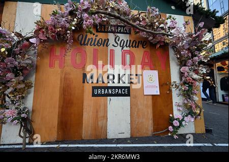 New York, États-Unis. 28th novembre 2022. Une des entrées du marché de vacances Union Square, New York, NY, 28 novembre 2022. (Photo par Anthony Behar/Sipa USA) crédit: SIPA USA/Alay Live News Banque D'Images