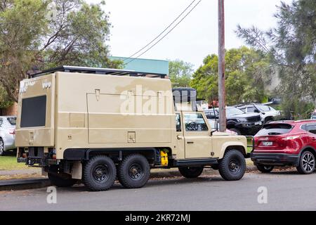 Land Rover Defender fortement modifié est devenu un camion de transport de marchandises lourdes à six roues 6, Mona Vale, Sydney, Nouvelle-Galles du Sud, Australie Banque D'Images