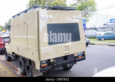 Land Rover Defender fortement modifié est devenu un camion de transport de marchandises lourdes à six roues 6, Mona Vale, Sydney, Nouvelle-Galles du Sud, Australie Banque D'Images