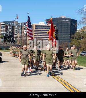 Le commandant du corps des Marines, le général David H. Berger, et le sergent-major du corps des Marines, le Maj Troy E. Black, dirigent les Marines du corps des Marines du quartier général sur une course de motivation pour célébrer l'anniversaire 247th du corps des Marines à Arlington, en Virginie, le 9 novembre 2022. Chaque année dans le monde entier pour l'anniversaire du corps des Marines, les Marines rendent hommage à la longue et illustre histoire du corps des Marines. Banque D'Images