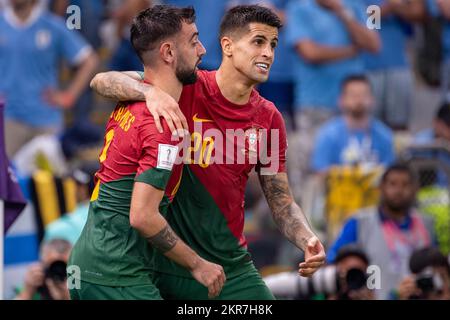 Al Daayen, Qatar. 29th novembre 2022. Bruno Fernandes, du Portugal, fête ses scores avec Joao Cancelo, du Portugal, lors du match du groupe H de la coupe du monde de la FIFA, Qatar 2022 entre le Portugal et l'Uruguay, au stade Lusail à Al-Daayen, Qatar, sur 28 novembre 2022 (photo d'Andrew Surma/ Credit: SIPA USA/Alay Live News Banque D'Images