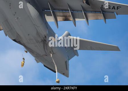 Parachutistes de l’armée américaine affectés au bataillon 2nd, 377th parachute Field Artillery Regiment, 2nd Infantry Brigade combat Team (Airborne), 11th Division, Arctic Angels, saut d’une US Air Force C-17 Globemaster III affectée à la 62nd Airlift Wing, base interarmées Lewis-McChord, Washington, lors d’opérations aéroportées au-dessus de la zone de chute de Malemute, Alaska, Alaska, 10 novembre 2022. Les unités aéroportées utilisent la zone de chute de Malemute pour pratiquer et renforcer les compétences aéroportées afin de préserver la supériorité aérienne et les compétences opérationnelles dans l'Arctique. (Photo de la Force aérienne par Airman 1st classe Julia Lebens) Banque D'Images