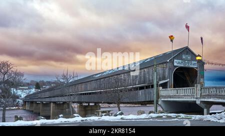 Un pont couvert traverse la rue John River près de Hartland Nouveau-Brunswick. Facturé comme le plus long pont couvert du monde, il a une longueur de 1282 pieds. Banque D'Images